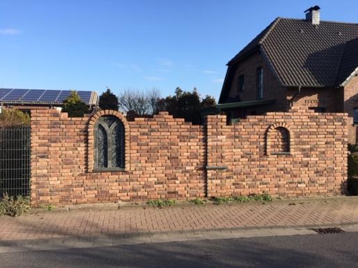 Gartenmauer mit Fenster in Verde Olive Granit, handwerklich gearbeitet.  Spruch goldfarben getönt, Latein: " mein Haus ist meine Burg und meine Zuflucht "