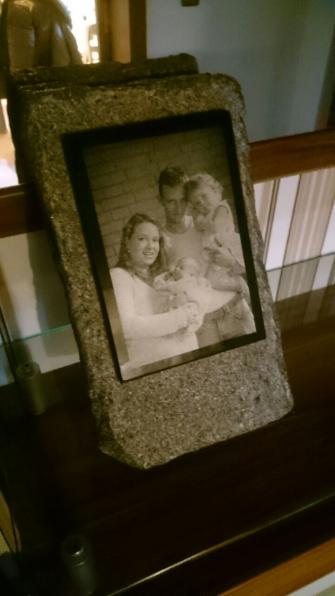 Familienfoto in Granit auf geflammter Granitplatte 